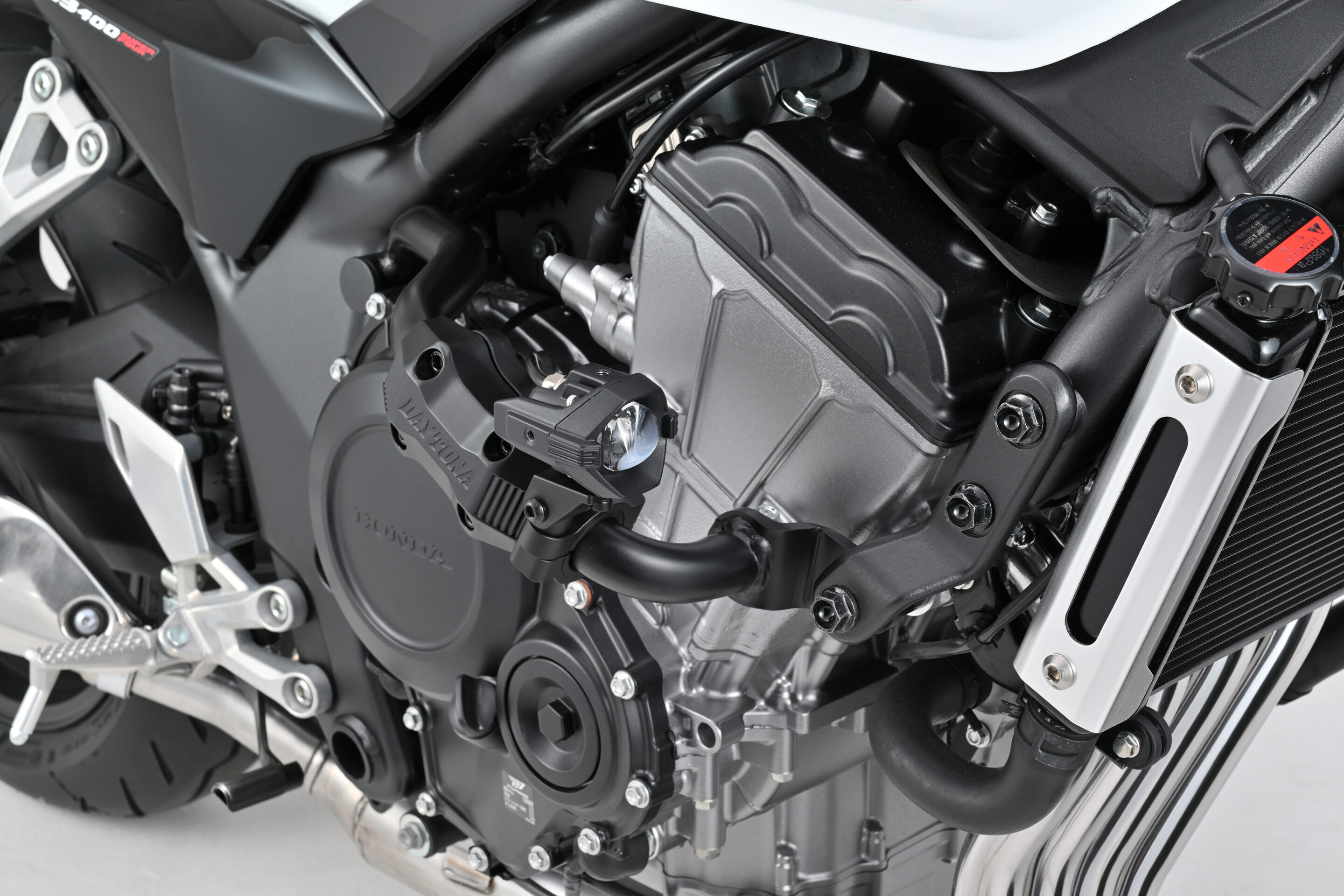 転ばぬ先のエンジンガード！ 発売前のホンダCB400 SUPER FOUR