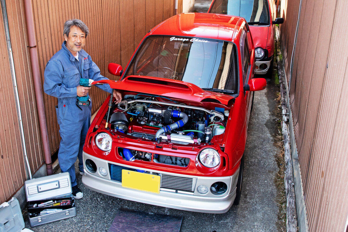 「ここでエンジンまで組む!?」超“極狭”駐車場でアルトワークスをイジりつづける男のDIYライフ