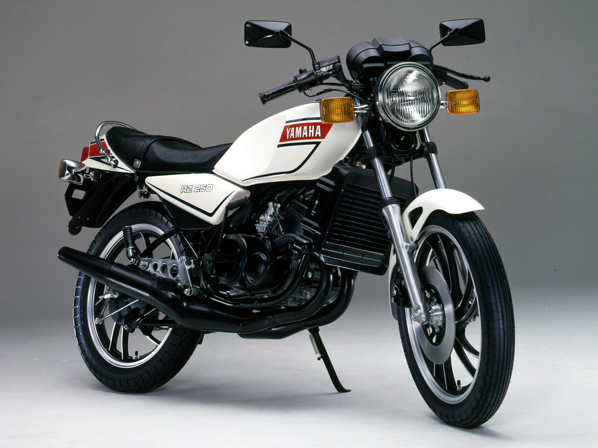 ワイズギア】伝説の水冷2ストマシン・ヤマハRZ250（初期型4L3）の復刻