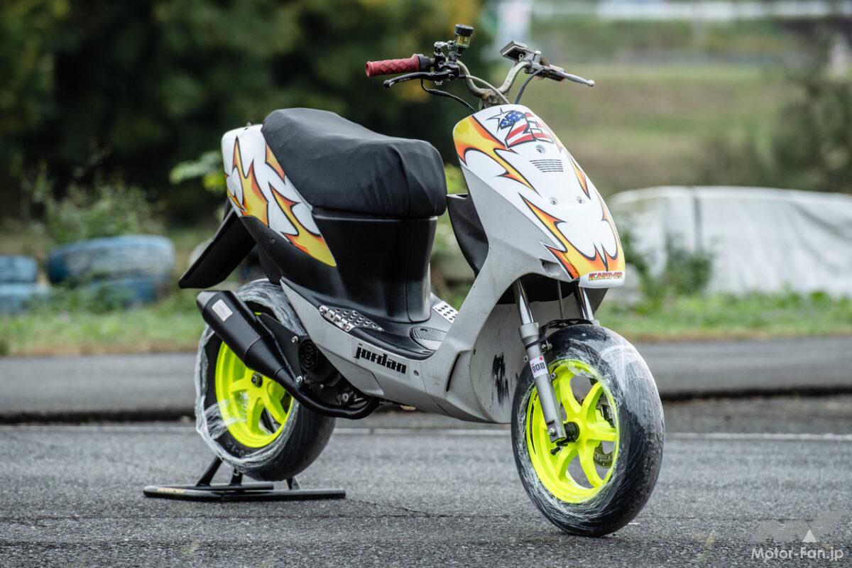 保安部品やスタンド類を省略した純粋なサーキット仕様のZZ