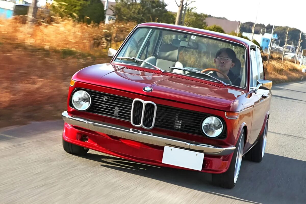 「往年のBMW2002を現代化」ホンダVTEC＋6速MT搭載の“マルニ”が楽しすぎて困る！