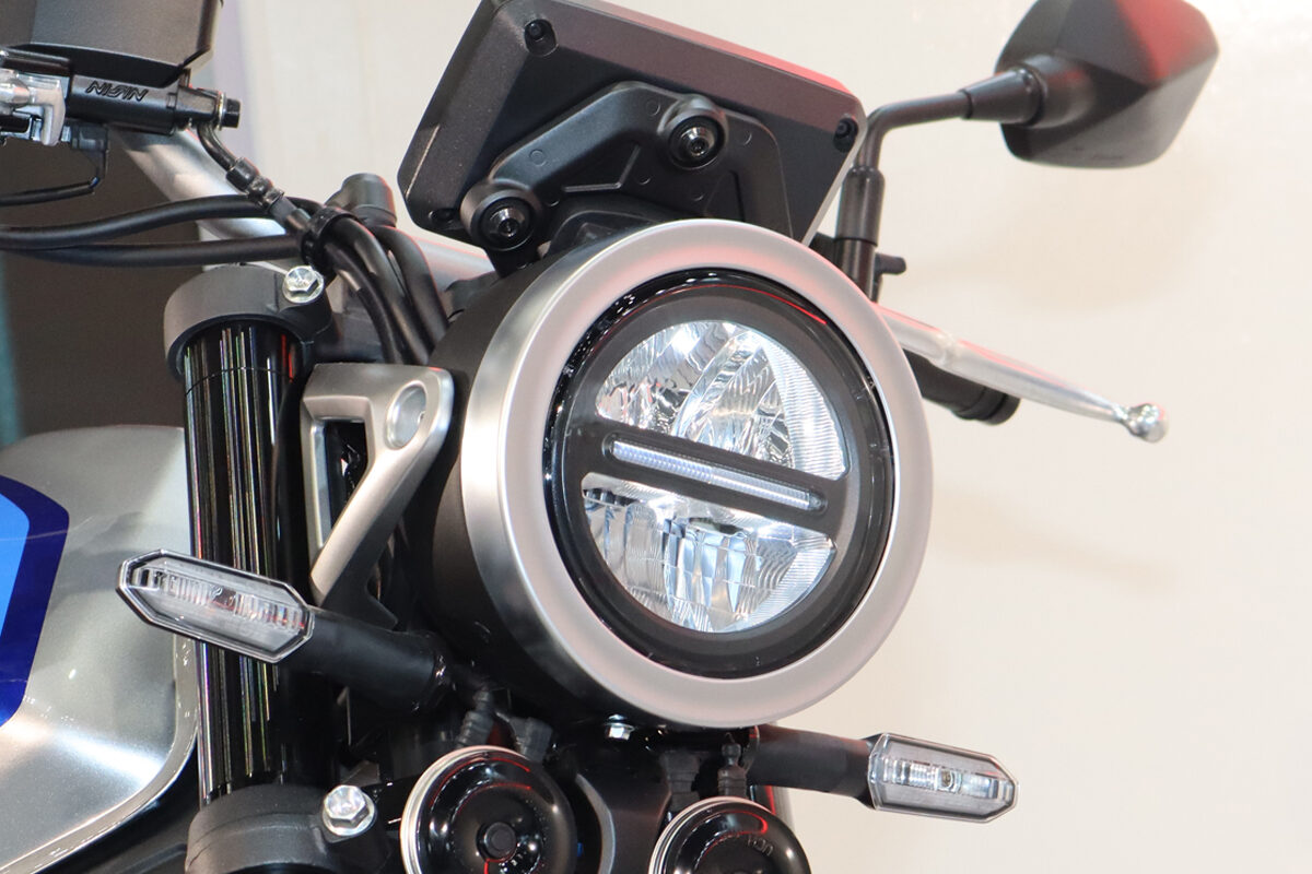 バイクユーザーが欲しい三種の神器「LEDヘッドライト」「グリップヒーター」「ABS」。ロード車401cc以上は71％が「ETC車載器」
