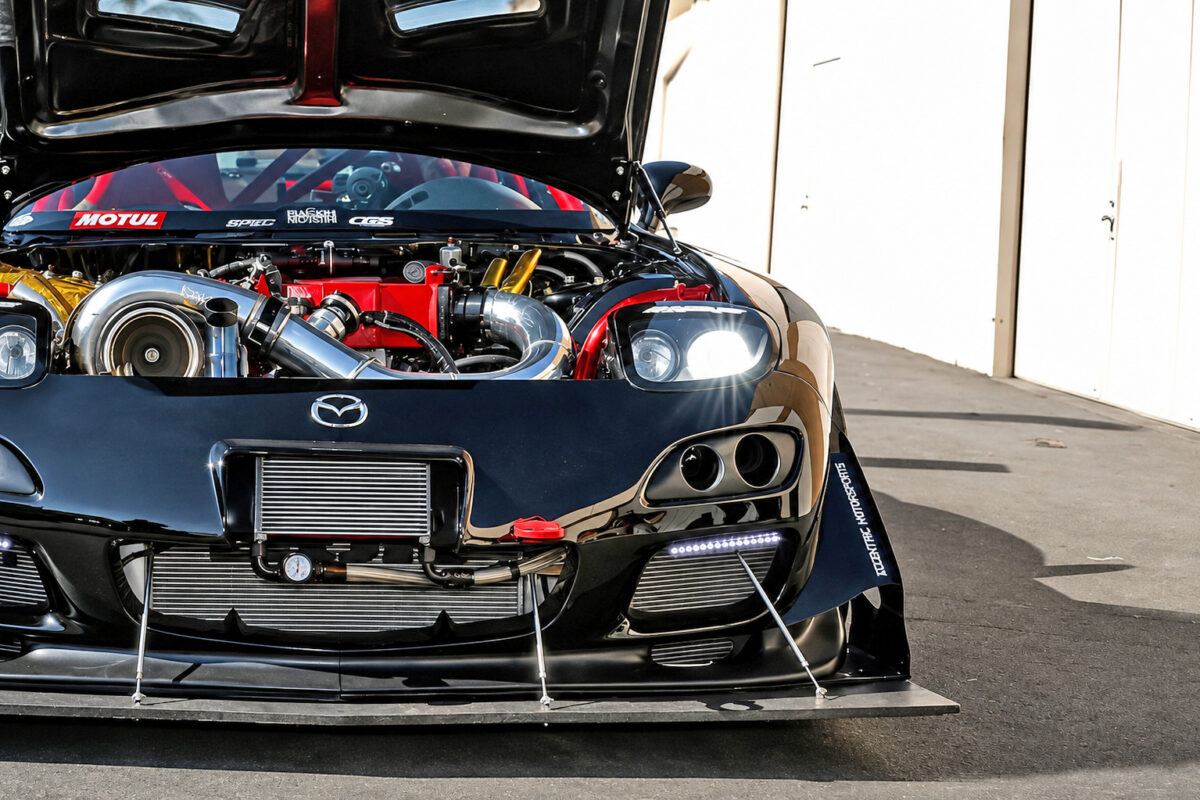 「これで完全合法とか冗談でしょ!?」公道を走る1100馬力の4ローターRX-7が異次元すぎる！