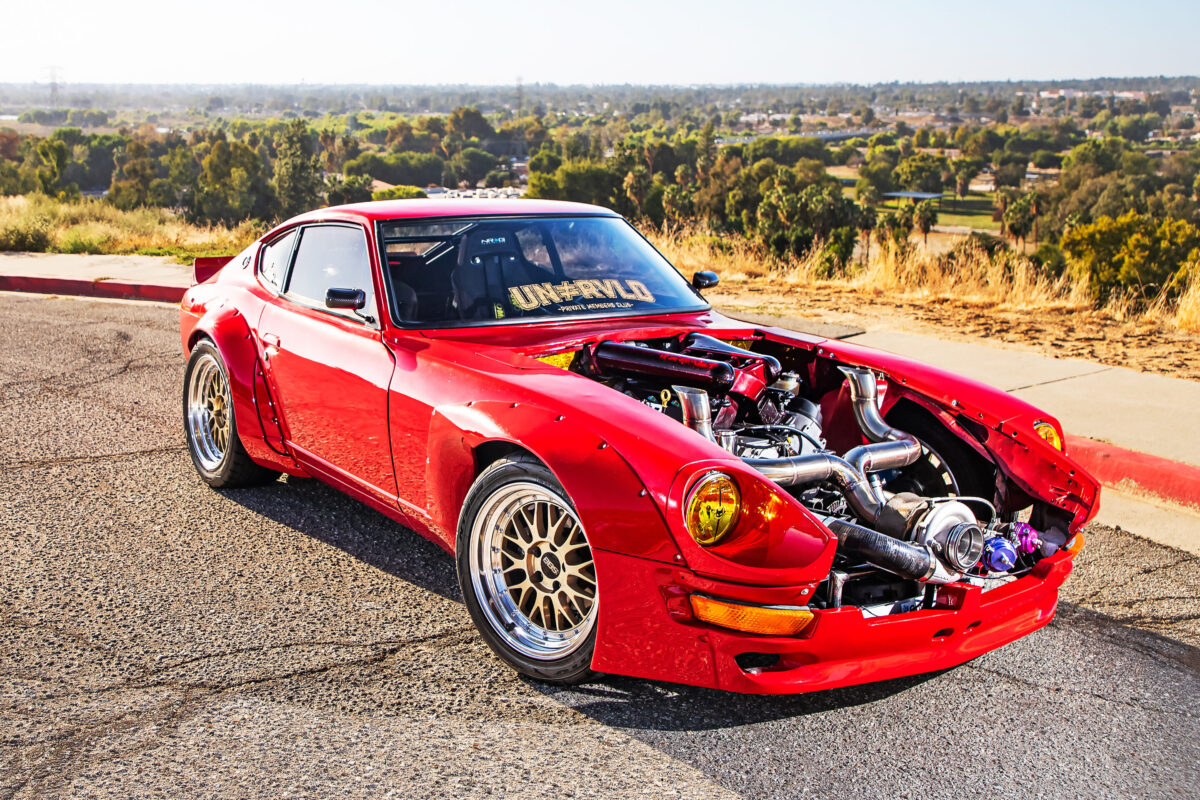 「DIYで240Zに1200馬力のV8ターボ搭載!?」左右対称すぎるエンジンルームも必見だ
