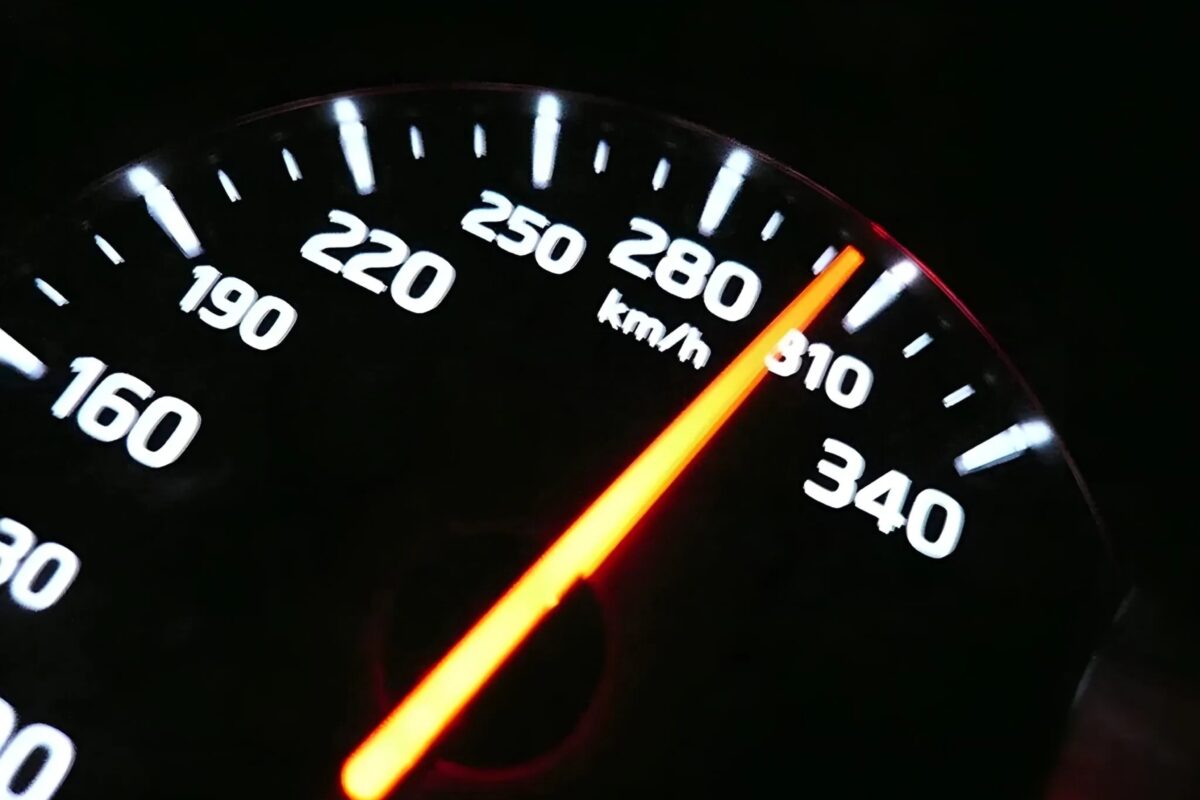 「なぜ180km/hで止まる？」国産車のスピードリミッター、その仕組みと解除方法の変遷