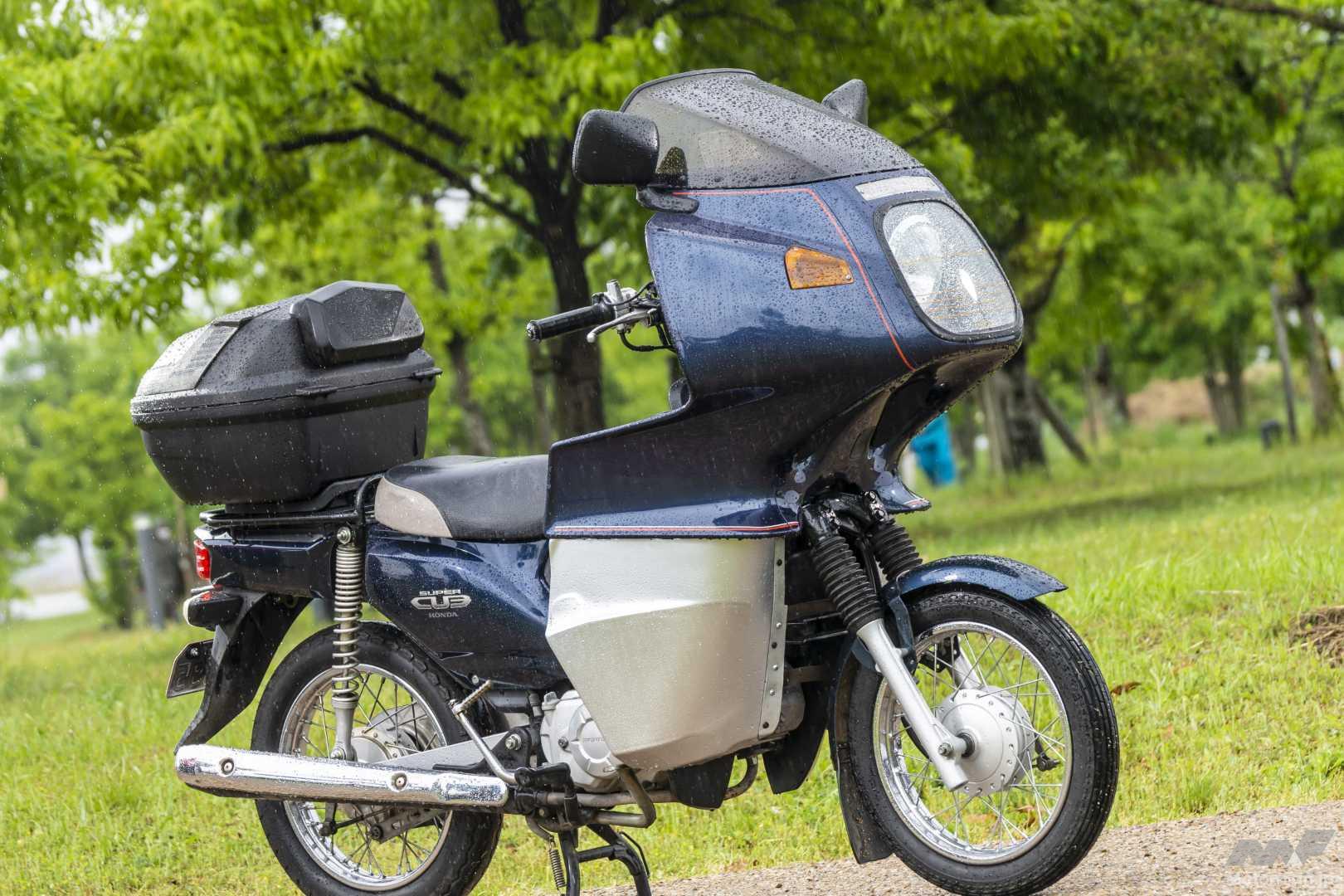BMWR100RS リアカウル BMW「R100RS」の巨大カウルをカブに移植！ まるで実走チョロQな