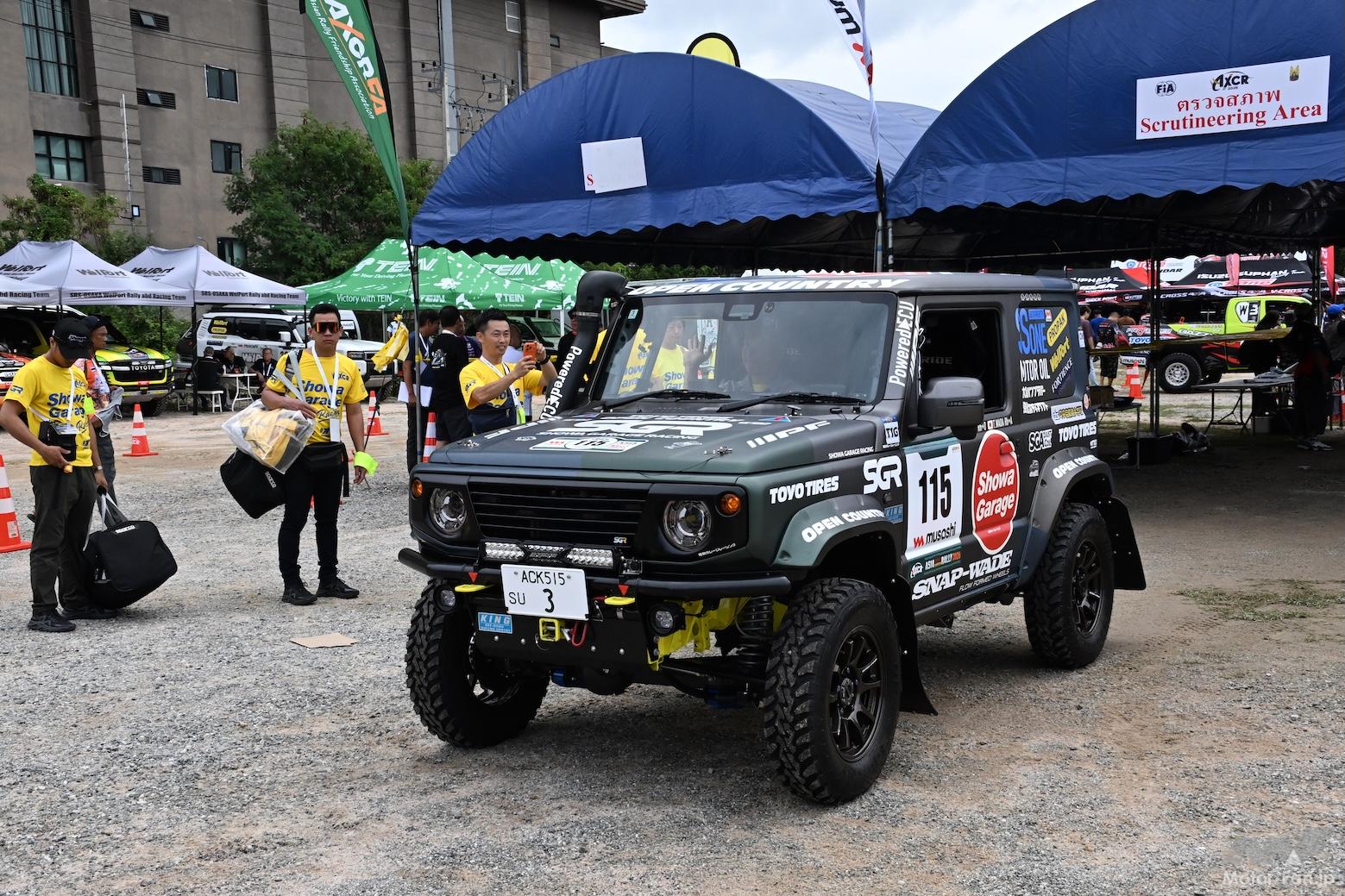 2輪36台、4輪43台の全車がセレモニアルゲートを通過し、AXCR2026が