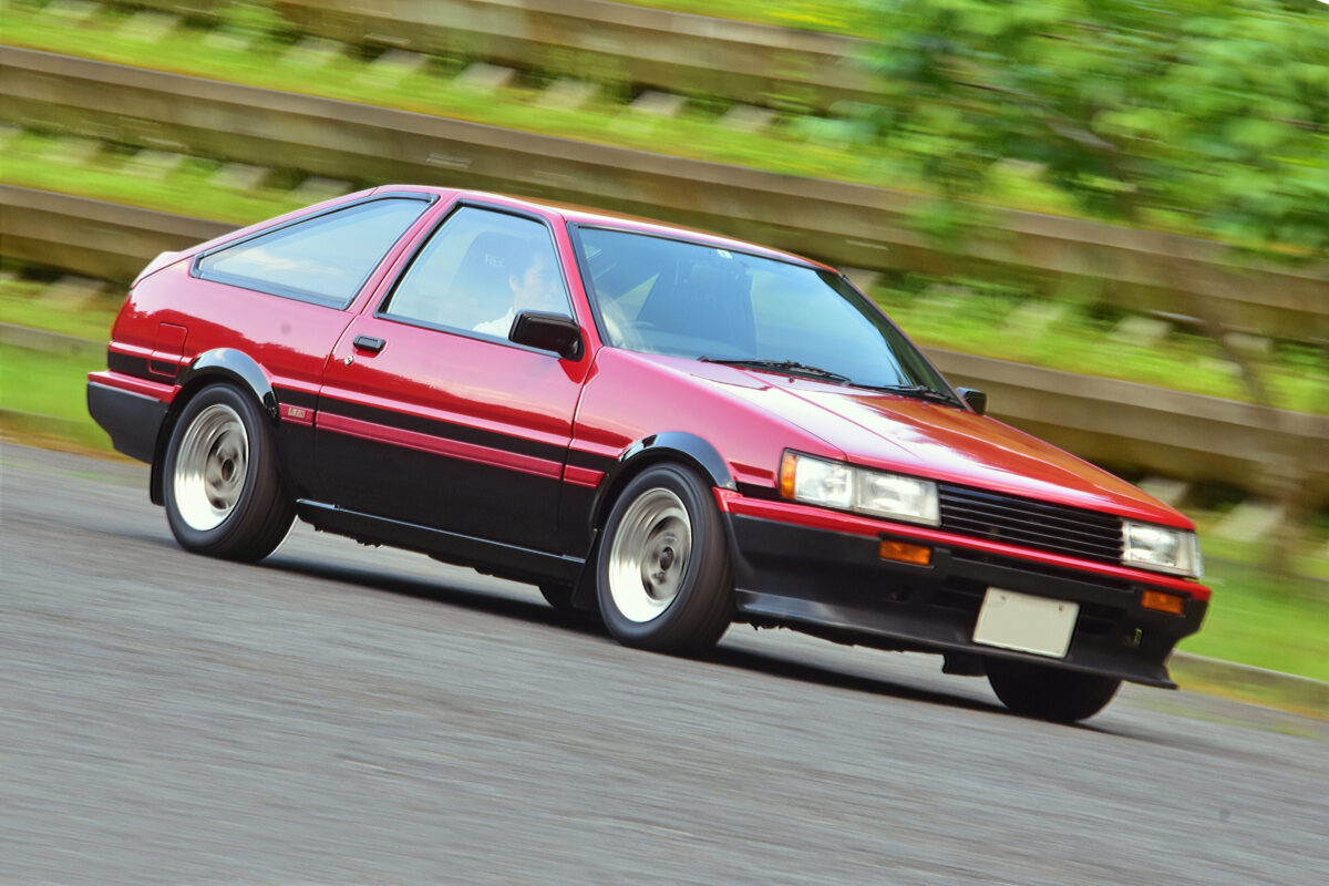 「33年間の愛情は伊達じゃない！」35万8000kmのAE86レビンが見せる“本物の旧車道”