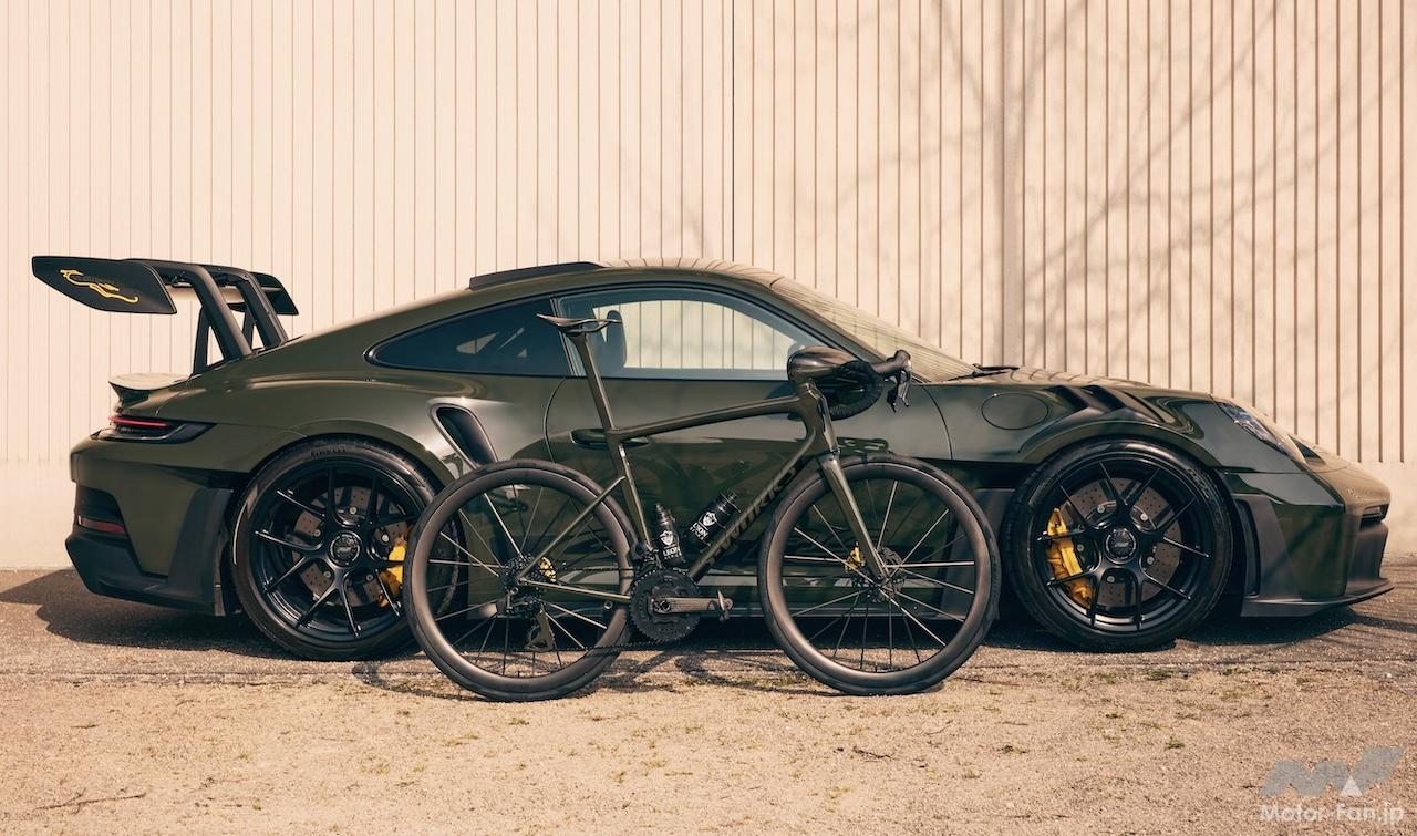 究極のスポーツカー「911 GT3 RS」でロードバイクを運ぶ「自転車と