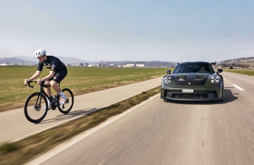 レオン・バルディンガーは、自身のポルシェ 911 GT3 RSと同じ仕様のロードバイクを作り上げた。