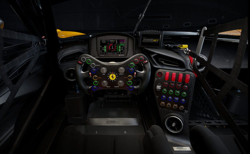 「フェラーリ 296 GT モディフィカータ」のコクピット。