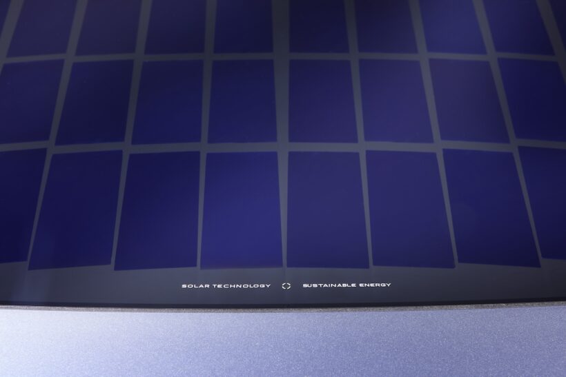 太陽光を活用すべく、出力370Wの太陽光発電システムをガラスルーフとトランクリッドが組み込まれた。
