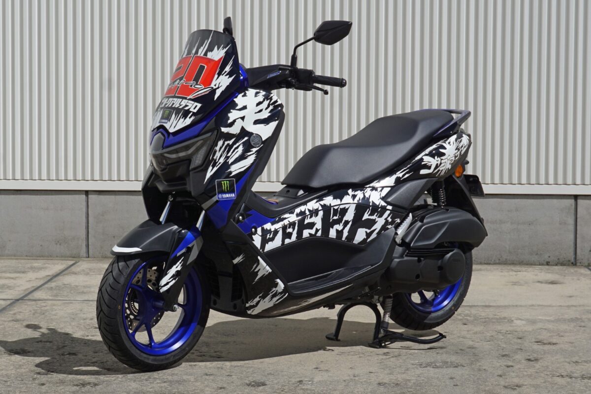 ヤマハのパドックバイクはマンガ仕様のNMAX!　限定グッズも販売