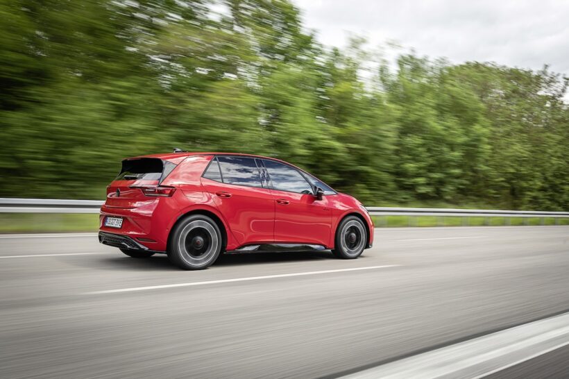 「フォルクスワーゲン ID.3 GTI」の走行シーン。
