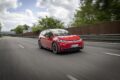 「フォルクスワーゲン ID.3 GTI」の走行シーン。