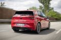 「フォルクスワーゲン ID.3 GTI」の走行シーン。