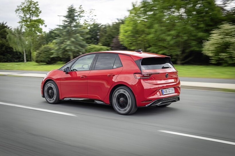 「フォルクスワーゲン ID.3 GTI」の走行シーン。