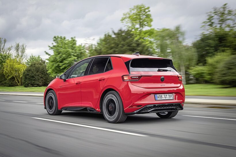 「フォルクスワーゲン ID.3 GTI」の走行シーン。