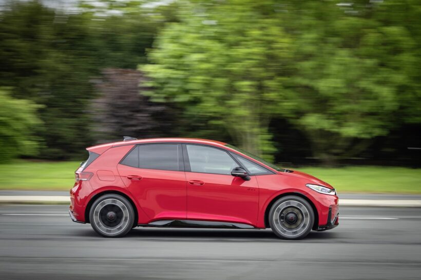 「フォルクスワーゲン ID.3 GTI」の走行シーン。