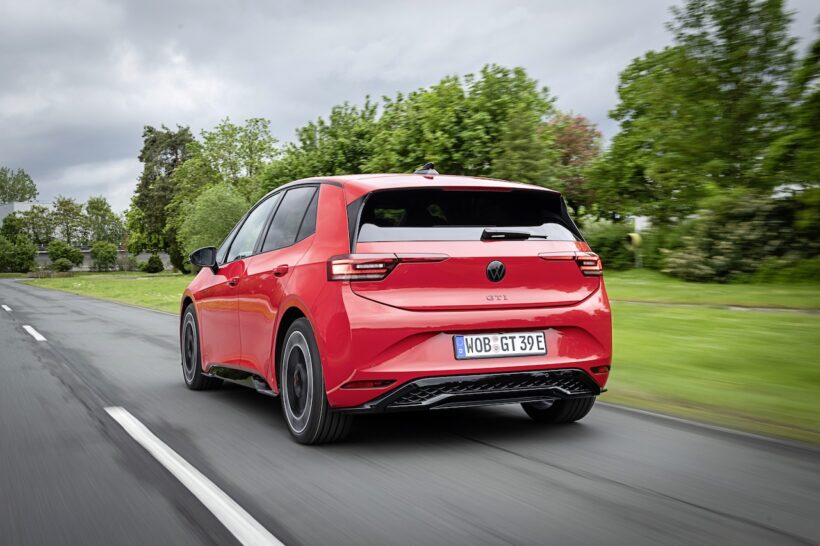 「フォルクスワーゲン ID.3 GTI」の走行シーン。