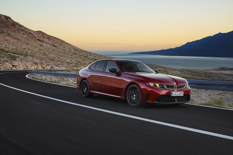 新型「BMW 3シリーズ」内燃機関搭載モデルの走行シーン。