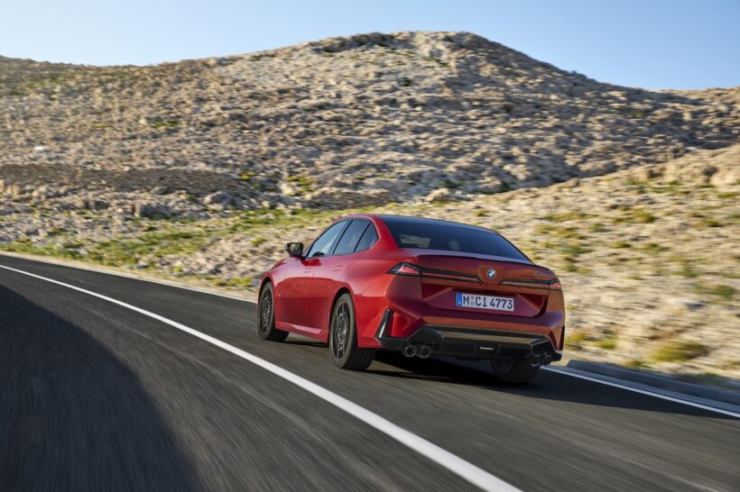 新型「BMW 3シリーズ」内燃機関搭載モデルの走行シーン。
