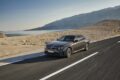 新型「BMW 3シリーズ」内燃機関搭載モデルの走行シーン。
