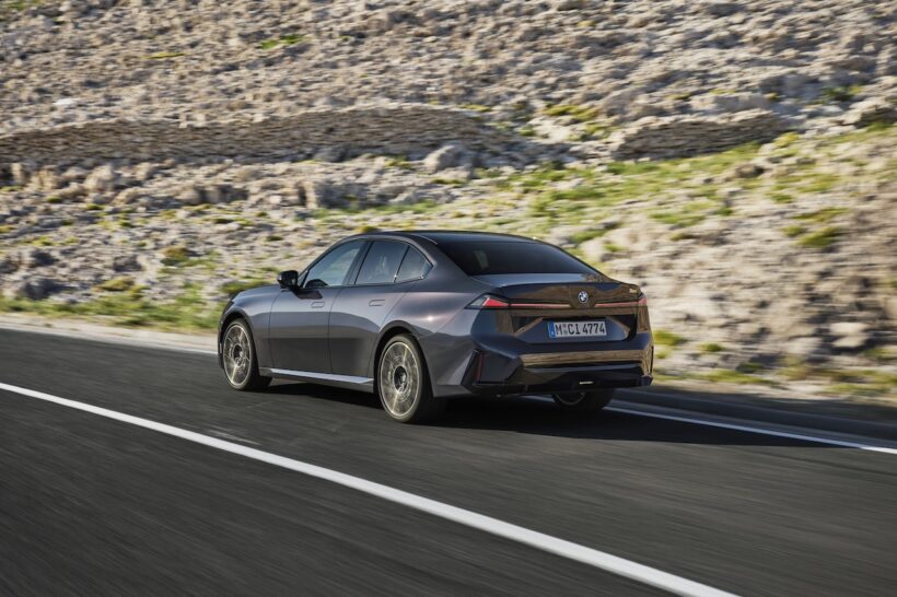 新型「BMW 3シリーズ」内燃機関搭載モデルの走行シーン。