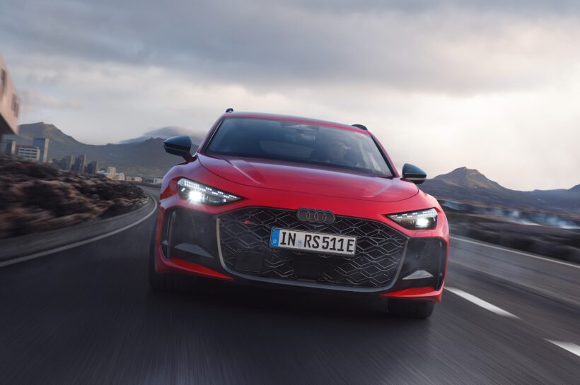 「アウディ RS 5 アンバト」の走行シーン。