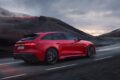 「アウディ RS 5 アンバト」の走行シーン。