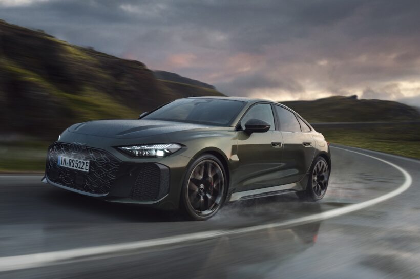「アウディ RS 5」の走行シーン。