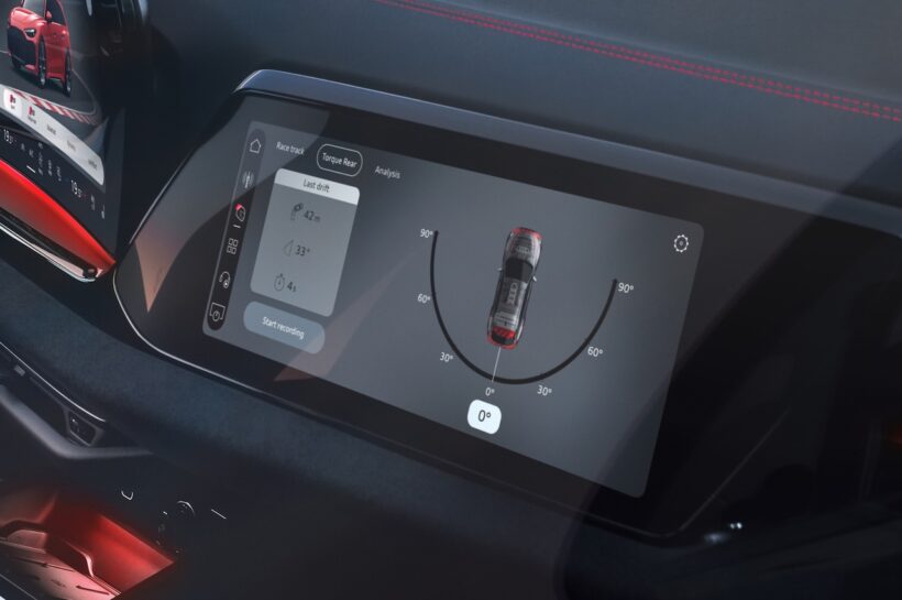 ディスプレイにも「RS」専用デザインが導入されている。