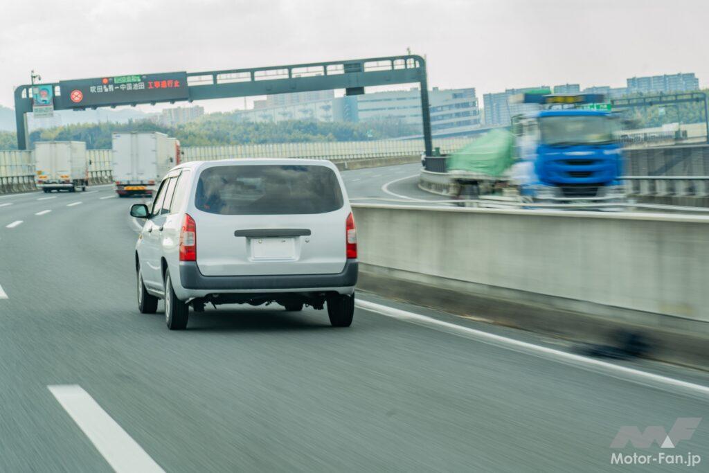 高速道路を走る車