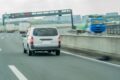 高速道路を走る車