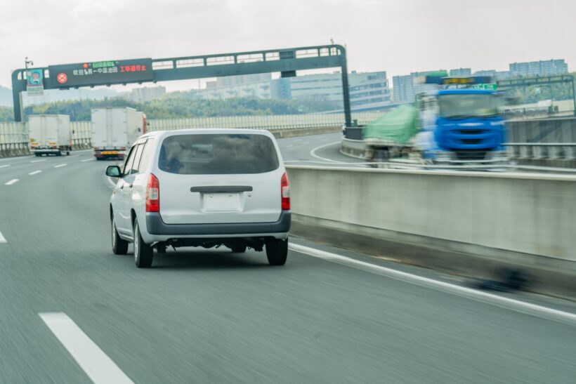 高速道路を走る車