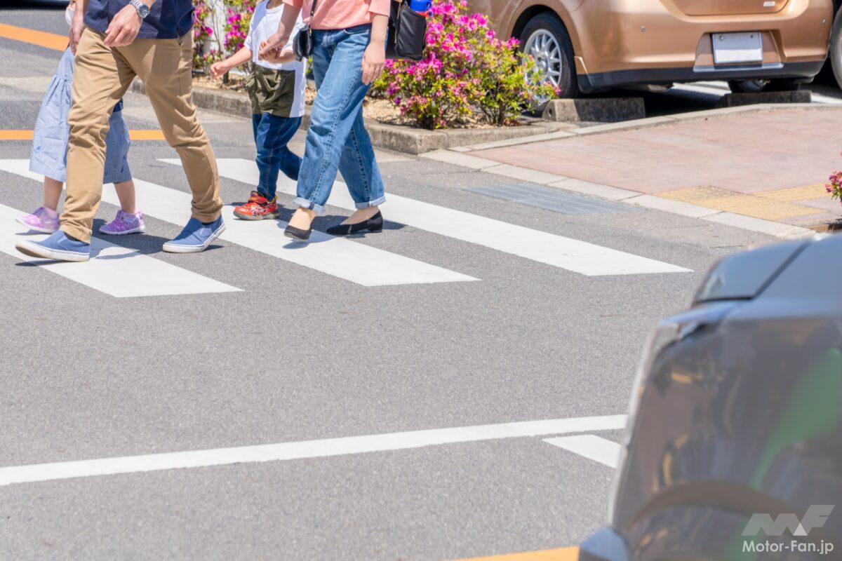 「横断歩道で止まらない」はどこから違反？ 意外と知らない歩行者妨害のルールとは？「まだ渡らなそう」は通用しない!?【知って得するクルマの基礎知識】