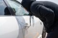 車を覗き込む怪しい男