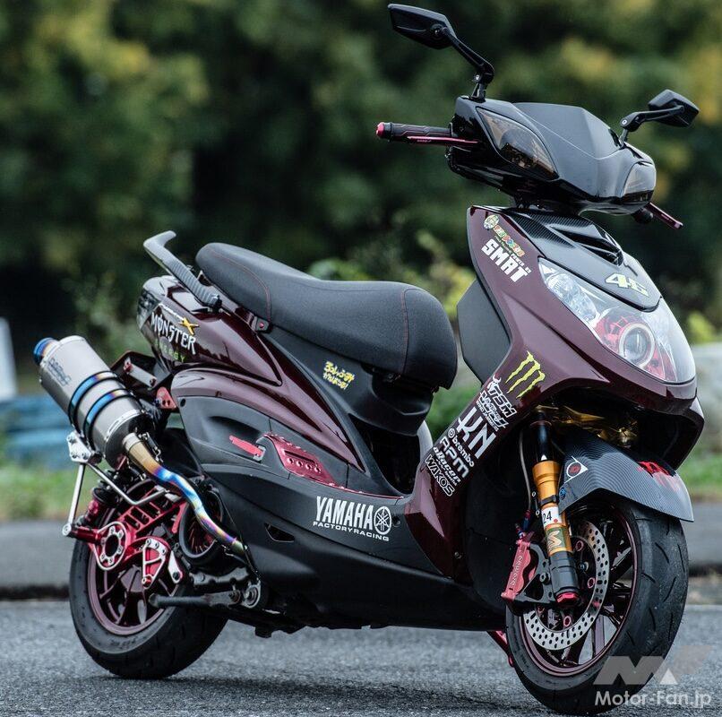 深く味わいぶかいブラウンのボディカウルとホイールを装備するシグナスXカスタム