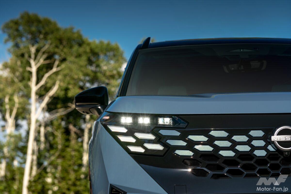 新型日産ローグ ハイブリッドは、Cピラーに富士山を宿す。NISSANを意味する「2と3」の意匠も随所に