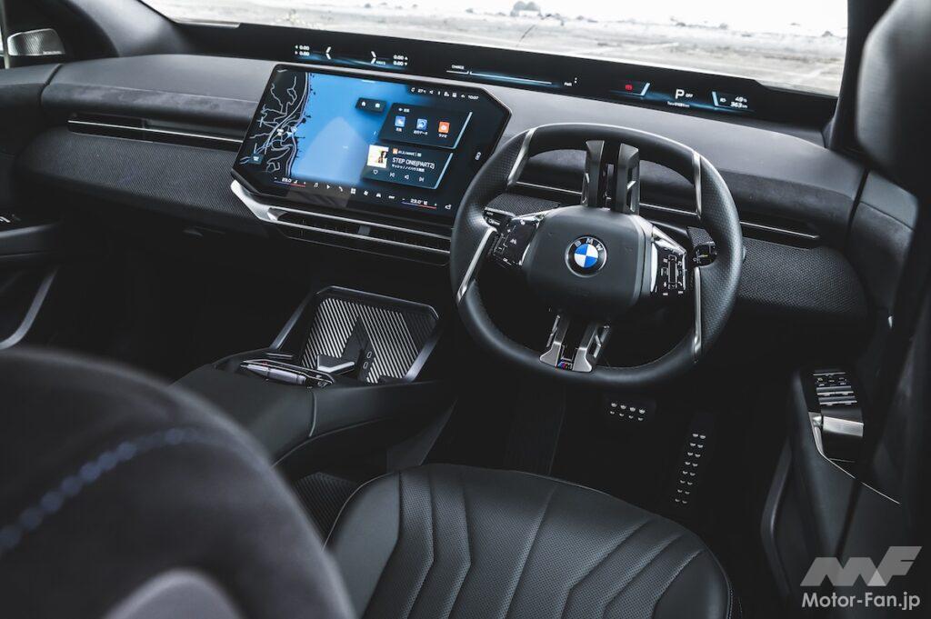 BMW iX3のインテリア。4本スポークステアリングが目を引くが、パノラミック・ビジョンも新しい。