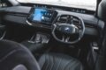 BMW iX3のインテリア。４本スポークステアリングが目を引くが、パノラミック・ビジョンも新しい。