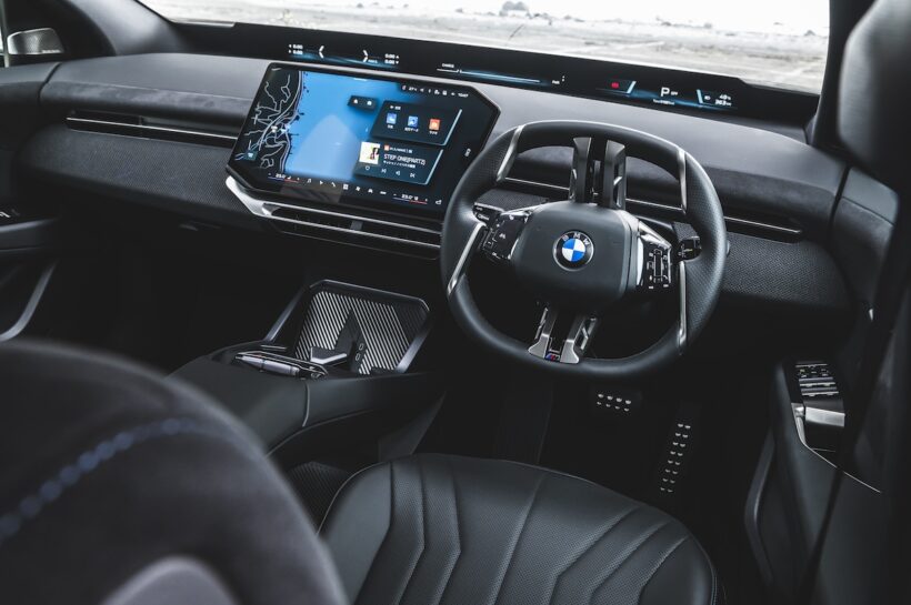 BMW iX3のインテリア。４本スポークステアリングが目を引くが、パノラミック・ビジョンも新しい。