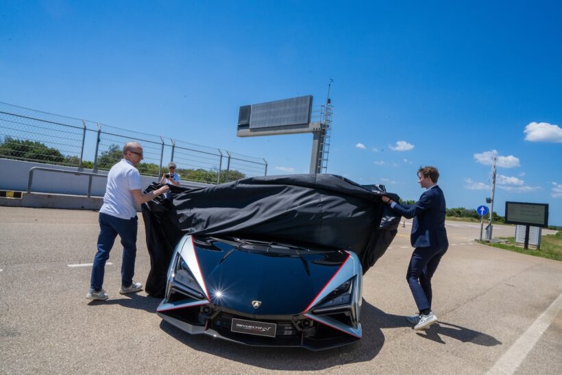 アンベールされるランボルギーニ レヴエルトSV
