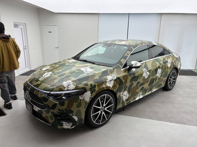 新型CLAにはカモフラージュ柄に「ヴィック」があしらわれた。