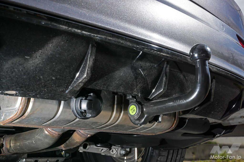 トレーラーヒッチ(右)と、トレーラーに電源を供給するコネクタ(左)。コネクタは欧州に多い13ピンで、使わない時は格納しておくことができる。ヒッチには専用の基盤が内蔵されており、トレーラー側のぐらつきを検知すると車両側のコンピュータと連動。自動的に走行を安定させるという、純正ならではの機能が搭載される。