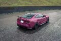 BMWインディヴィジュアルによるルビースターを纏うM4コンペティションLCI。そこにHKSTUDIE製のフロントスポイラーやキドニーグリル、リヤディフューザー、リヤウイングなどをオントップ。さらにスポーティかつエアロダイナミクス性に優れた装いとなった。