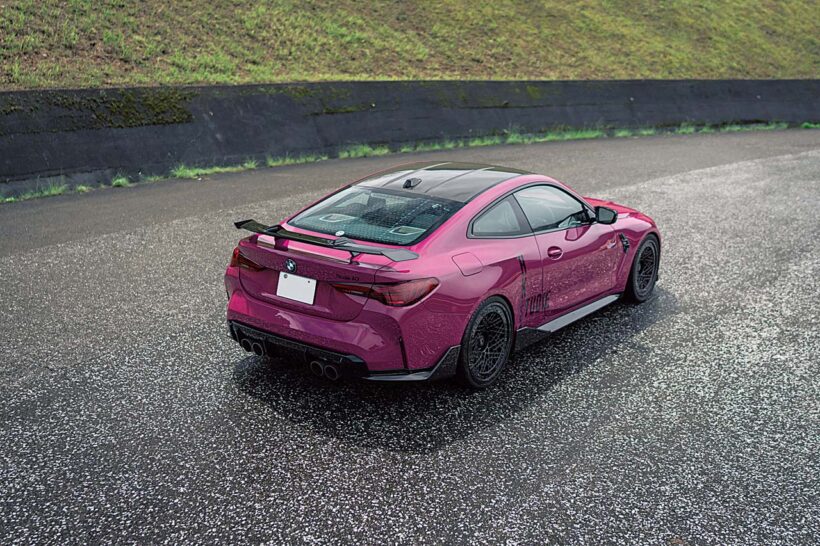 BMWインディヴィジュアルによるルビースターを纏うM4コンペティションLCI。そこにHKSTUDIE製のフロントスポイラーやキドニーグリル、リヤディフューザー、リヤウイングなどをオントップ。さらにスポーティかつエアロダイナミクス性に優れた装いとなった。