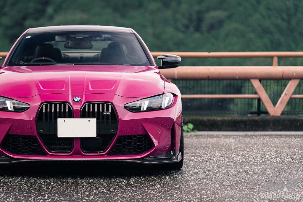 BMWインディヴィジュアルによるルビースターを纏うM4コンペティションLCI。そこにHKSTUDIE製のフロントスポイラーやキドニーグリル、リヤディフューザー、リヤウイングなどをオントップ。さらにスポーティかつエアロダイナミクス性に優れた装いとなった。