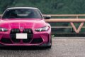 BMWインディヴィジュアルによるルビースターを纏うM4コンペティションLCI。そこにHKSTUDIE製のフロントスポイラーやキドニーグリル、リヤディフューザー、リヤウイングなどをオントップ。さらにスポーティかつエアロダイナミクス性に優れた装いとなった。