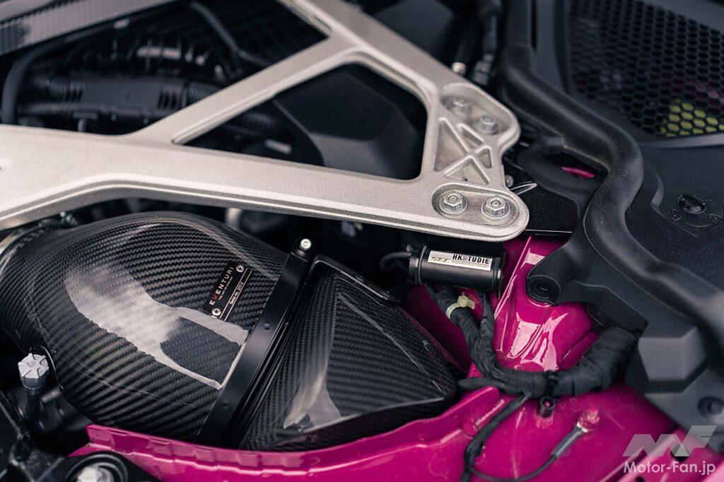 HKSのハイフロータービン&サブコンピューターからなるターボキットで最高出力は703PSへ。ほかにイヴェンチュリのエアインテークシステムも組み合わされる。最高出力よりも、中低速域で一段と分厚くなったトルク性能をストリートでは明確に感じる。